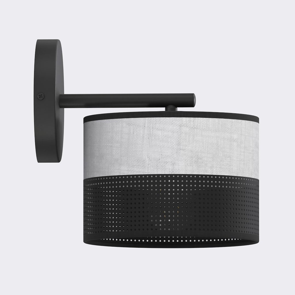 Zwarte wandlamp met ronde wandplaat, arm en cilindrische kap, bovenaan grijs stof, onderaan zwart geperforeerd