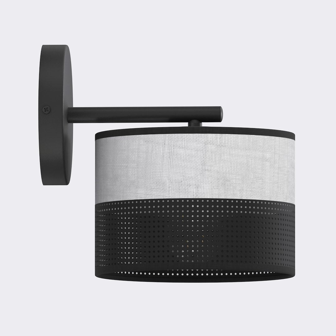 Zwarte wandlamp met ronde wandplaat, arm en cilindrische kap, bovenaan grijs stof, onderaan zwart geperforeerd