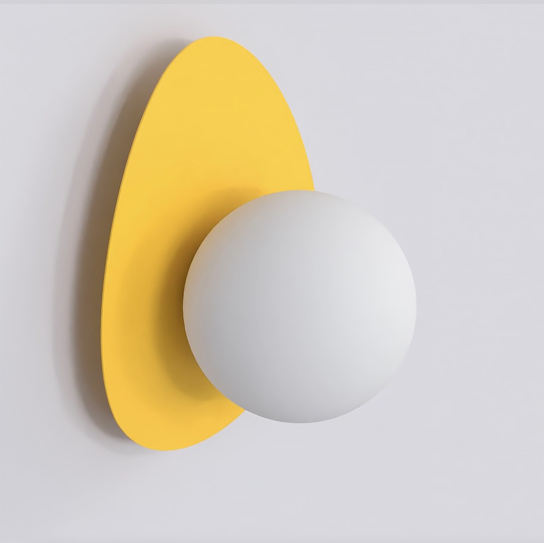Wandlamp met witte ronde bol op een keivormige gele achterplaat tegen een lichte muur