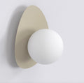 Wandlamp met ronde witte bol op een kiezelvormige beige achterplaat aan de muur