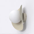 Wandlamp met witte bol en lintvormig scherm van gepoedercoat staal in mokka, aan een lichte wand