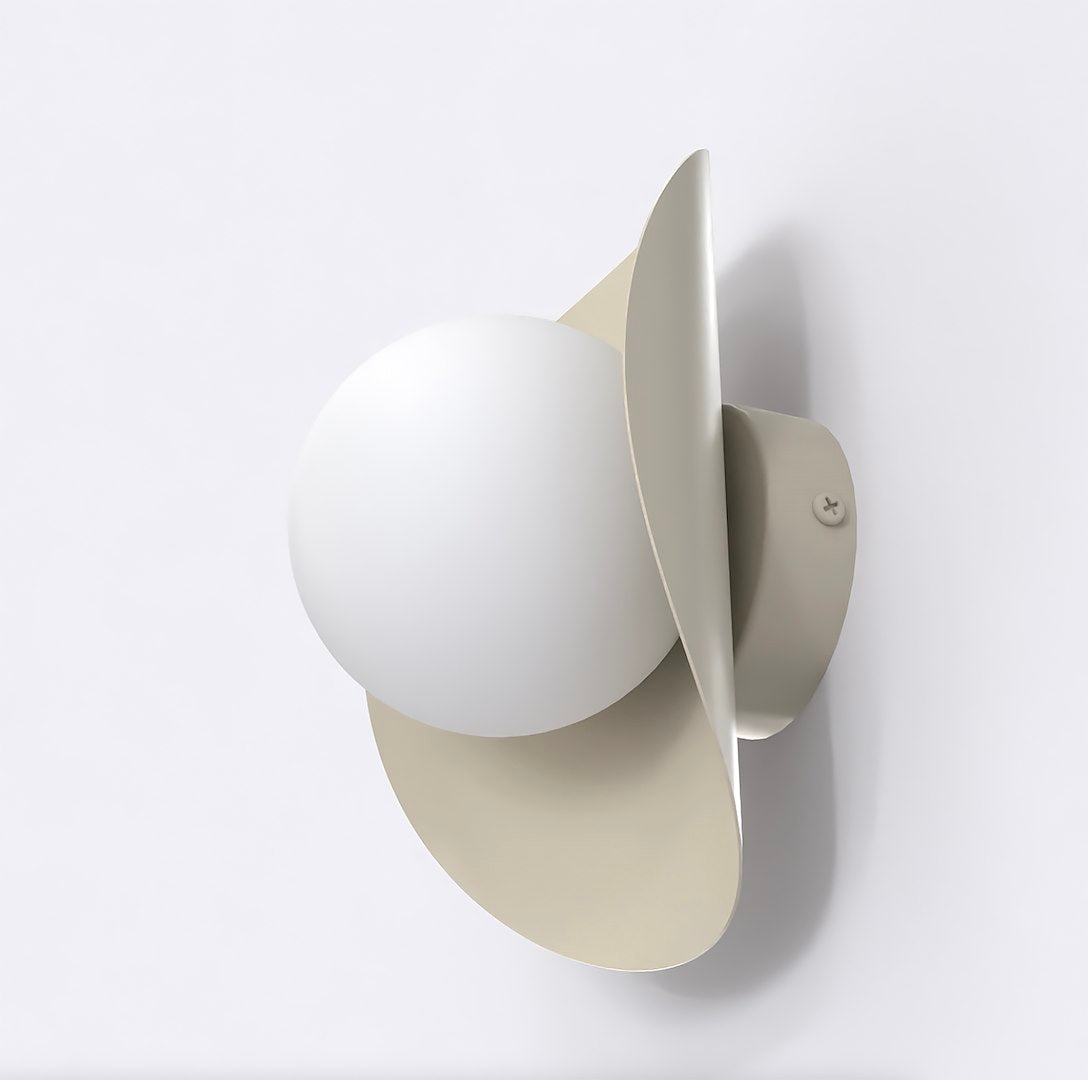 Wandlamp met witte bol en lintvormig scherm van gepoedercoat staal in mokka, aan een lichte wand