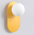 Wandlamp met ovale oranje achterplaat en witte glazen bol aan een lichte wand
