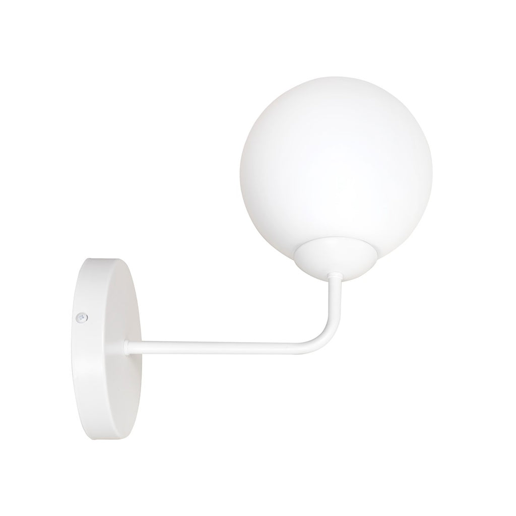 Witte wandlamp met ronde matte glazen kap op een gebogen stalen arm en ronde wandplaat