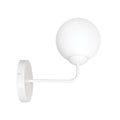 Witte wandlamp met ronde matte glazen kap op een gebogen stalen arm en ronde wandplaat