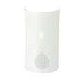 Witte halfronde wandlamp met fijn gaatjespatroon en brandende lamp erachter