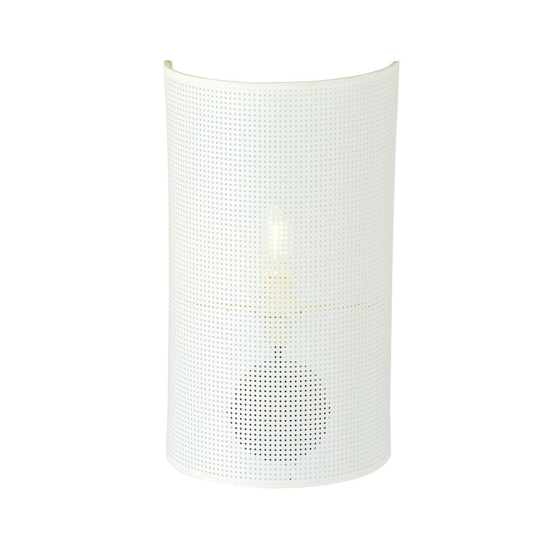 Witte halfronde wandlamp met fijn gaatjespatroon en brandende lamp erachter