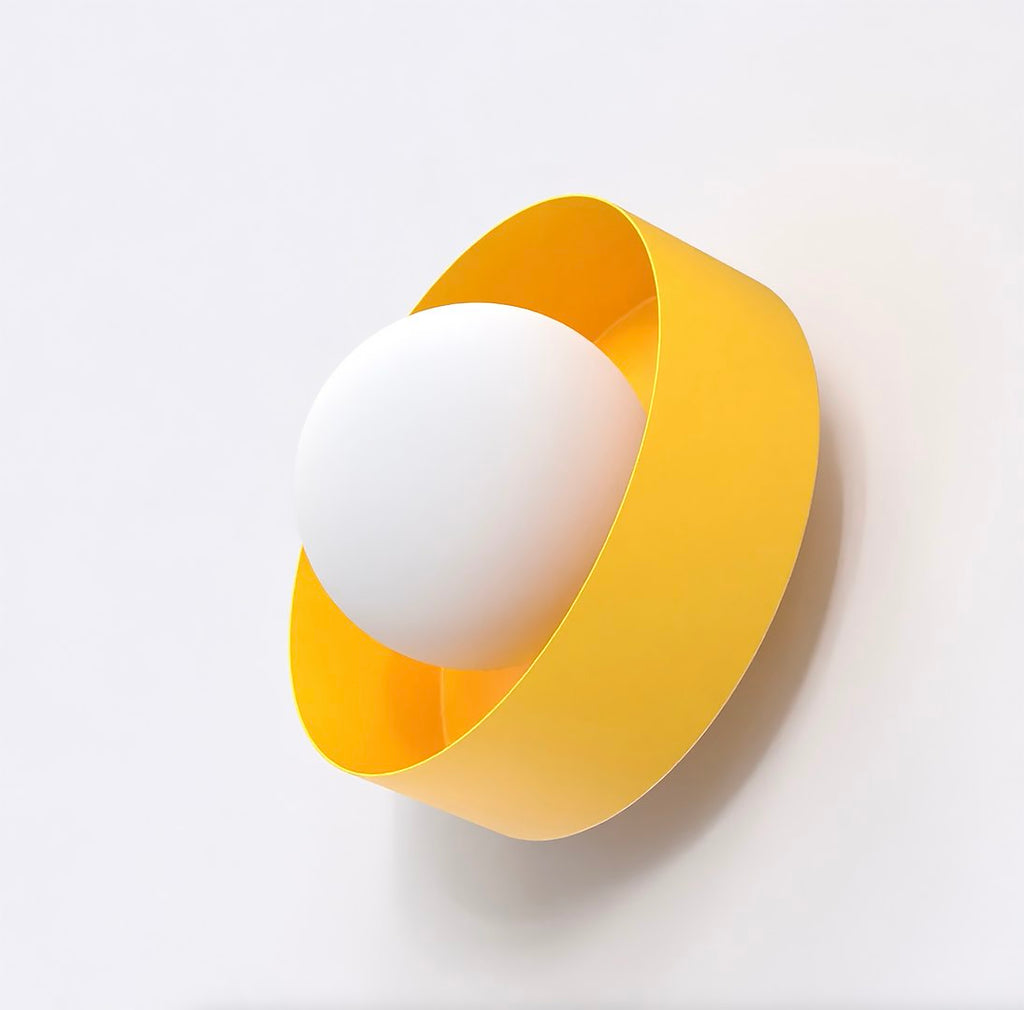 Wandlamp met witte bol in een gedraaide oranje stalen band, bevestigd tegen een witte muur