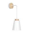 Witte wandlamp met houten wandplaat, dunne arm en taps toelopende witte kap met houten ring
