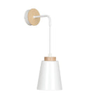 Witte wandlamp met houten wandplaat, dunne arm en taps toelopende witte kap met houten ring