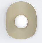 Wandlamp met groot mokkakleurig stalen scherm en een ronde witte bolkap in het midden