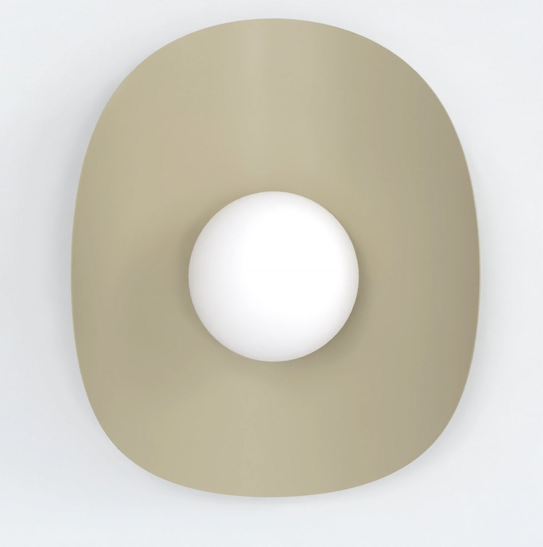 Wandlamp met groot mokkakleurig stalen scherm en een ronde witte bolkap in het midden