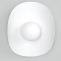Witte wandlamp met ovaal, lintachtig schild en een ronde matte bol in het midden