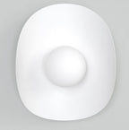 Witte wandlamp met ovaal, lintachtig schild en een ronde matte bol in het midden