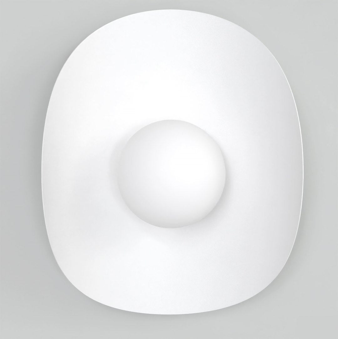 Witte wandlamp met ovaal, lintachtig schild en een ronde matte bol in het midden