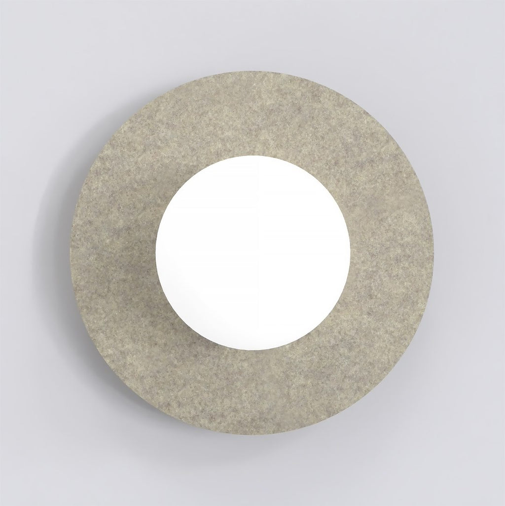 Ronde beige wandlamp van vilt met een witte bol in het midden, gezien van voren