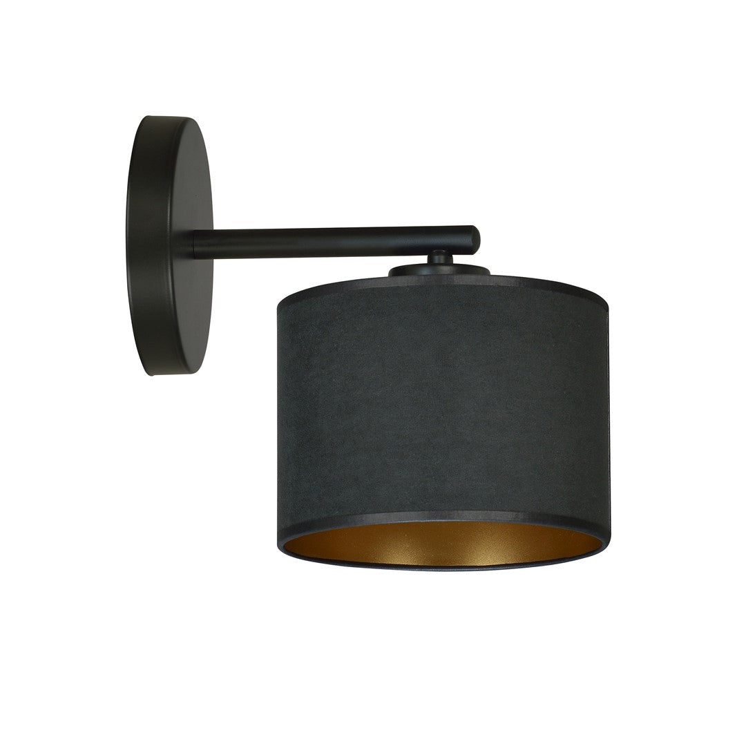 Zwarte wandlamp met ronde wandplaat, horizontale arm en zwarte stoffen kap met gouden binnenkant