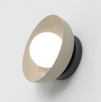 Wandlamp met beige-mokka halfronde kap, zwarte wandplaat en lichtgevende witte bol