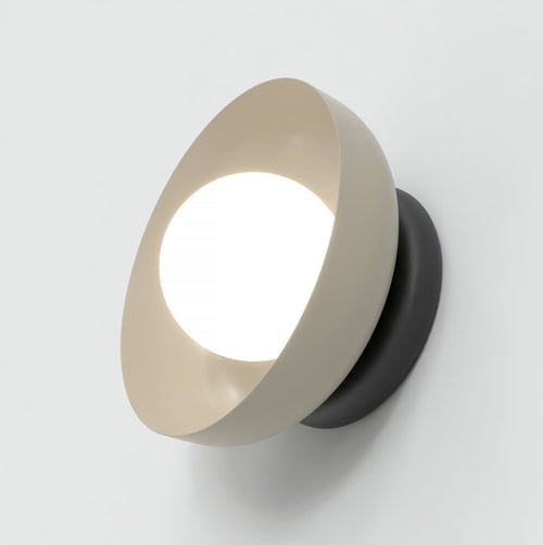 Wandlamp met beige-mokka halfronde kap, zwarte wandplaat en lichtgevende witte bol