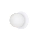 Witte wandlamp met ronde melkglazen kap op een ronde witte wandplaat