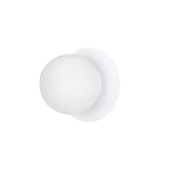 Witte wandlamp met ronde melkglazen kap op een ronde witte wandplaat