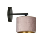 Wandlamp met zwart metalen armatuur en roze stoffen kap met goudkleurige binnenkant