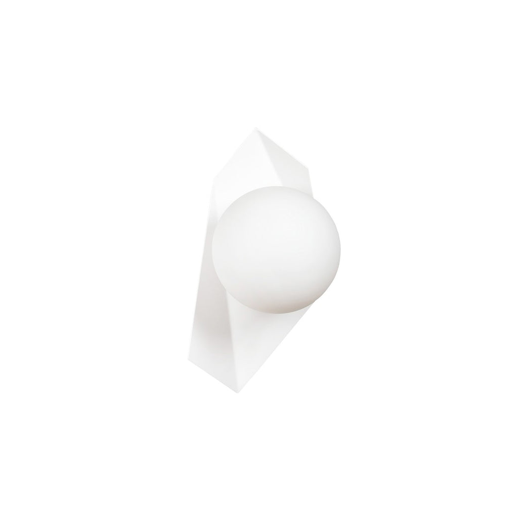 Witte wandlamp met ronde witte glazen kap op een hoekige witte wandplaat