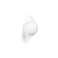 Witte wandlamp met ronde witte glazen kap op een hoekige witte wandplaat