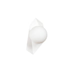Witte wandlamp met ronde witte glazen kap op een hoekige witte wandplaat