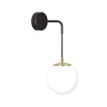Zwarte wandlamp met gebogen arm, goudkleurig kapje en ronde witte glazen kap