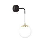 Zwarte wandlamp met gebogen arm, goudkleurig kapje en ronde witte glazen kap