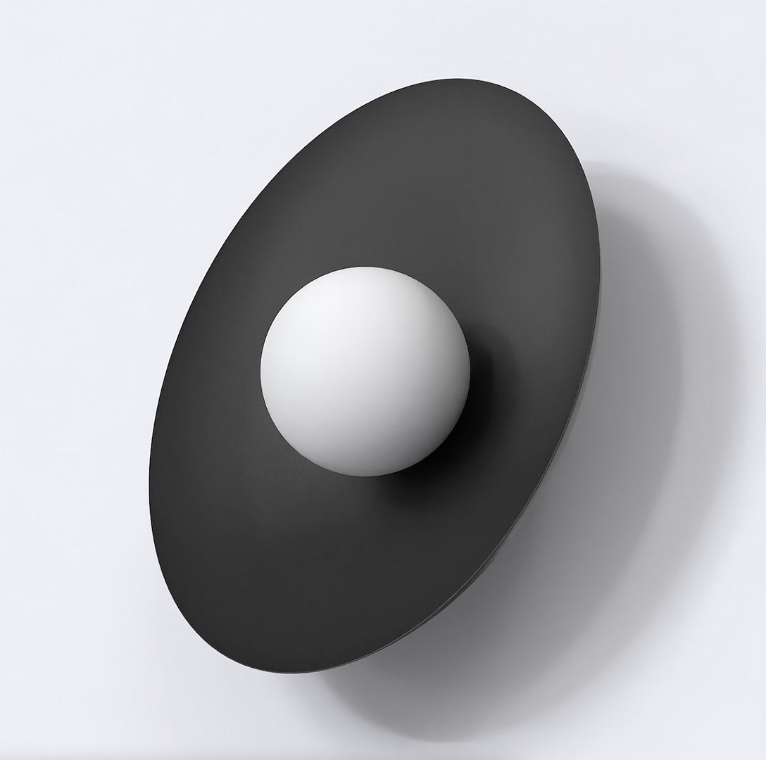 Zwarte ovale wandlamp met ronde witte kap tegen een lichte wand