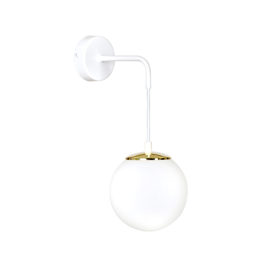 Witte wandlamp met hoekige stalen arm en ronde matwitte glazen kap met goudkleurig kapje