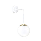 Witte wandlamp met hoekige stalen arm en ronde matwitte glazen kap met goudkleurig kapje
