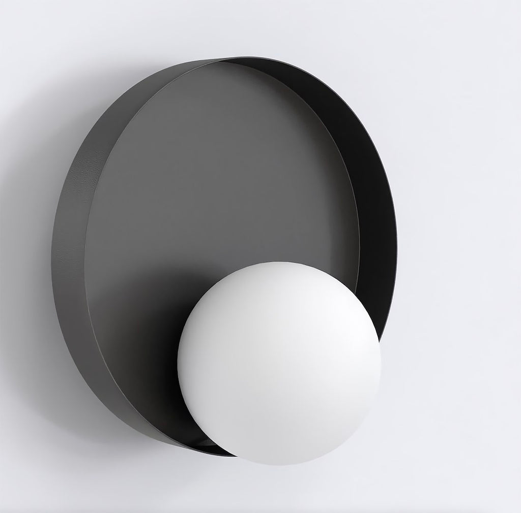 Zwarte ronde wandlamp met witte bol die voor de metalen schijf zit