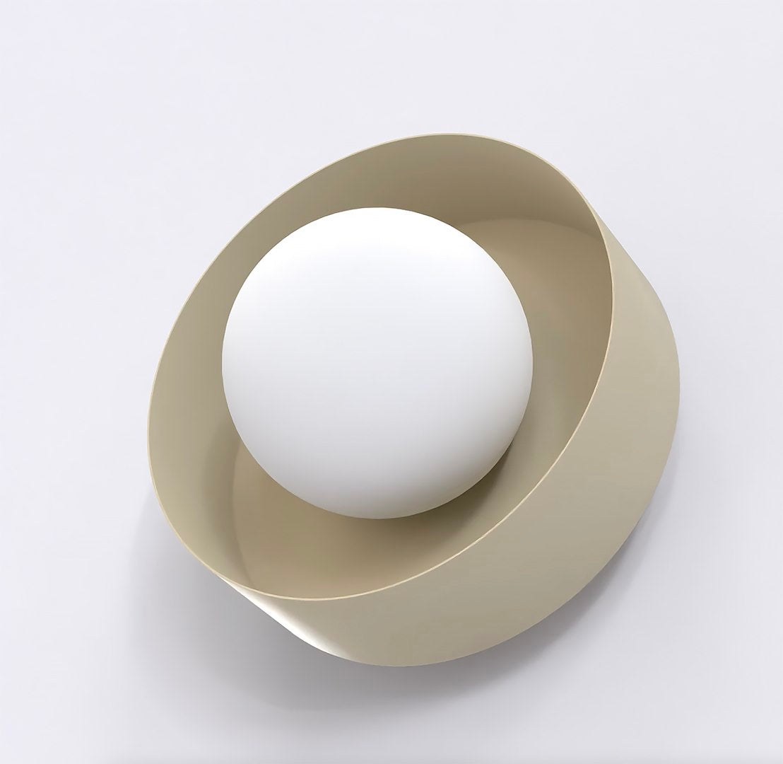 Wandlamp met witte bol in een gedraaide mokkakleurige stalen band