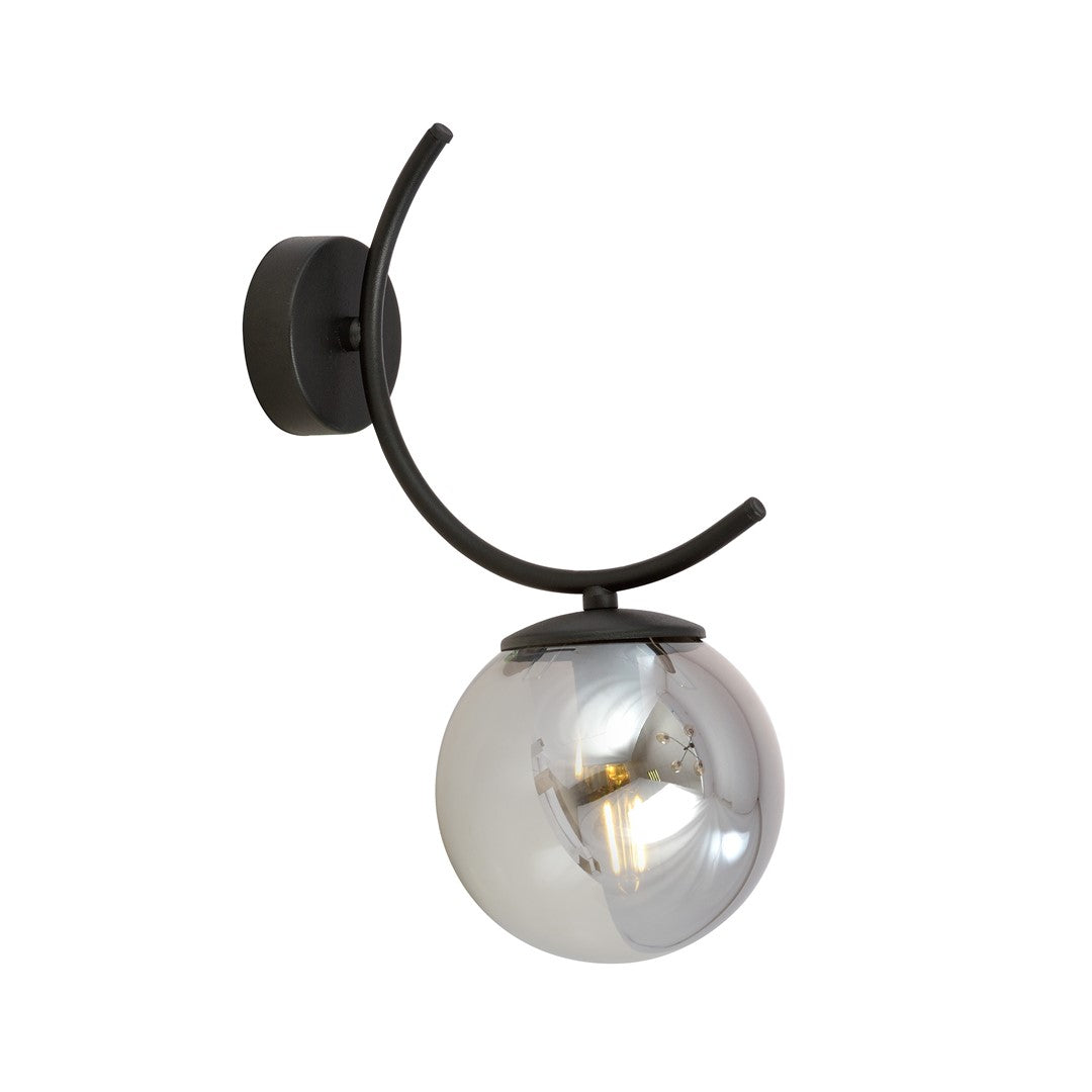 Zwarte wandlamp met gebogen arm en ronde glazen kap in grafiet, met zichtbare lichtbron