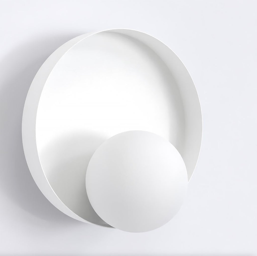 Witte ronde wandlamp met een kleine witte bol voor een ronde metalen schijf