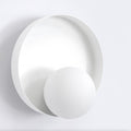 Witte ronde wandlamp met een kleine witte bol voor een ronde metalen schijf