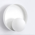 Witte ronde wandlamp met een kleine witte bol voor een ronde metalen schijf