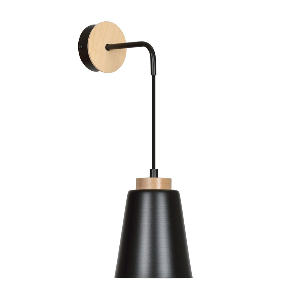 Zwarte wandlamp met houten wandplaatje, dunne arm en conische mat zwarte kap met houten ring
