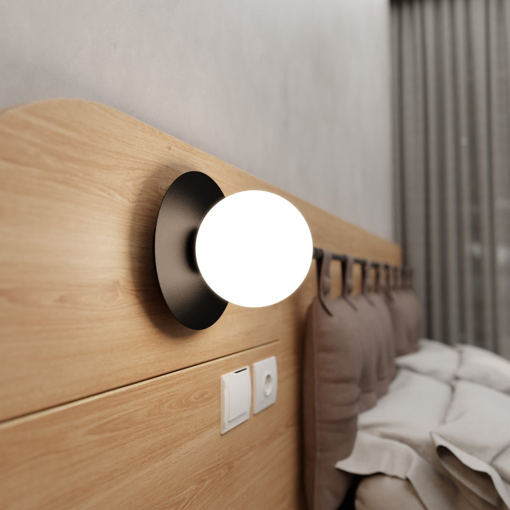 Wandlamp gepoedercoat staal en melkglas Minerva, zwart met witte kap Ø 15 cm, voor gang, slaapkamer en leeshoek
