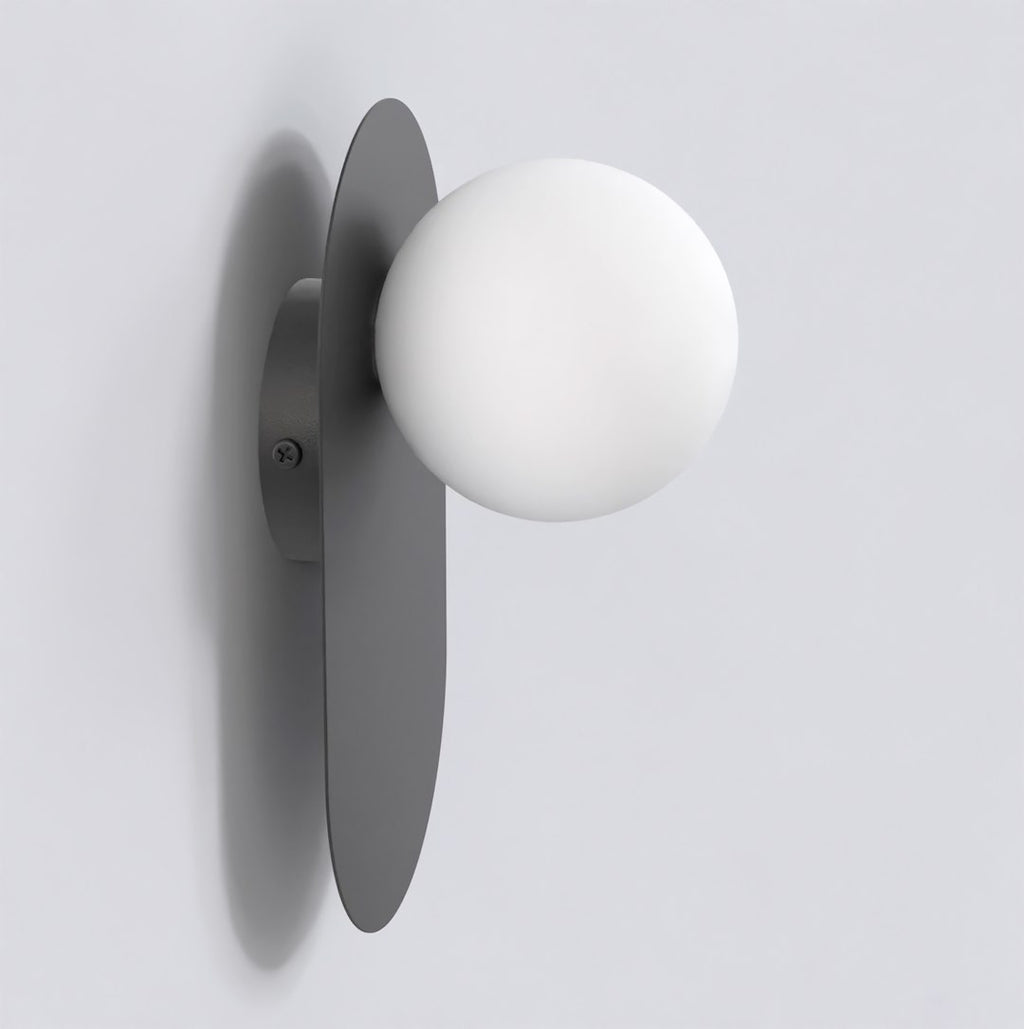 Wandlamp gepoedercoat staal minimalistisch Viva K1 zwart met matte witte bol Ø 10 cm – woonkamer, slaapkamer en gang