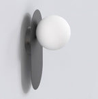 Wandlamp gepoedercoat staal minimalistisch Viva K1 zwart met matte witte bol Ø 10 cm – woonkamer, slaapkamer en gang