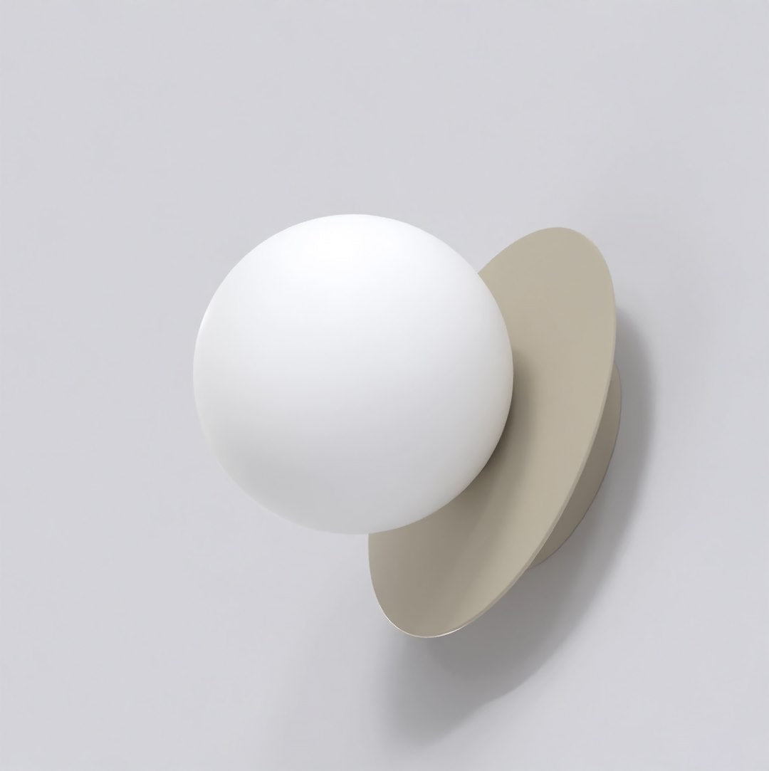 Wandlamp gepoedercoat staal minimalistisch Americana K1, mokka met witte glazen bol Ø 10 cm, G9