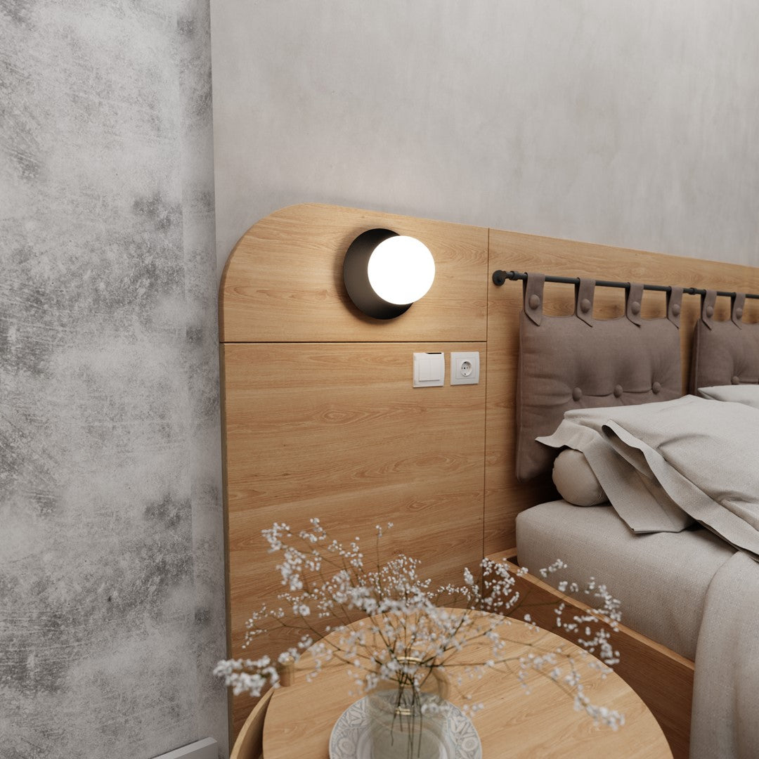 Wandlamp gepoedercoat staal en melkglas Minerva, zwart met witte kap Ø 15 cm, voor gang, slaapkamer en leeshoek