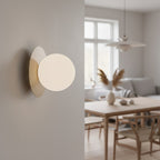 Wandlamp gepoedercoat staal minimalistisch Americana K1, mokka met witte glazen bol Ø 10 cm, G9