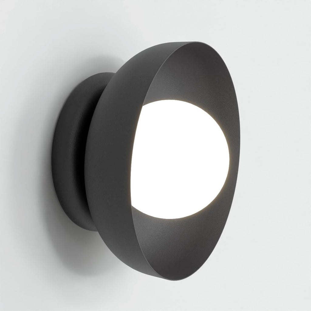 Wandlamp gepoedercoat staal Ozzy K1 minimalistisch zwart met witte bol, 20 x 20 x 13 cm, G9 voor hal en woonkamer