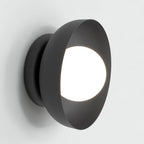 Wandlamp gepoedercoat staal Ozzy K1 minimalistisch zwart met witte bol, 20 x 20 x 13 cm, G9 voor hal en woonkamer