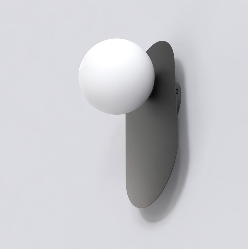 Wandlamp gepoedercoat staal minimalistisch Viva K1 zwart met matte witte bol Ø 10 cm – woonkamer, slaapkamer en gang